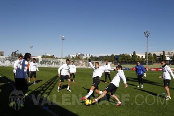 El Valencia se ejercita con Feghouli al margen