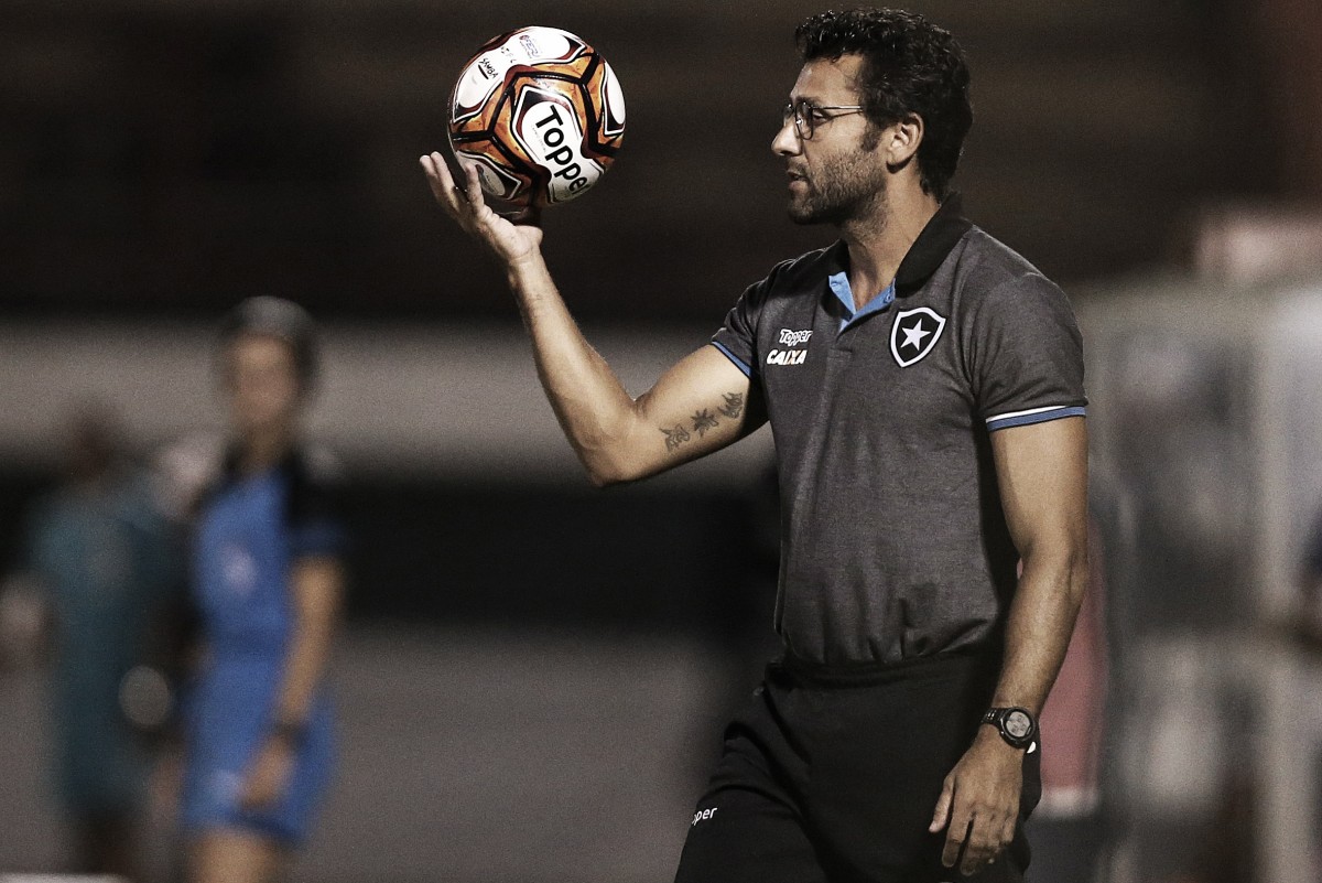 Satisfeito com vitória, Valentim elogia postura do Botafogo: "Estão todos de parabéns"