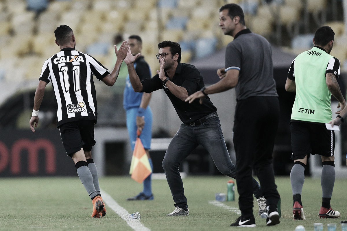 Análise: Alberto Valentim aplica "nó tático" em Carpegiani e sacramenta vitória do Botafogo