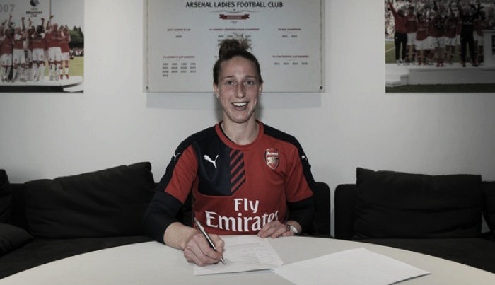 Van Veenendaal signs new Arsenal deal
