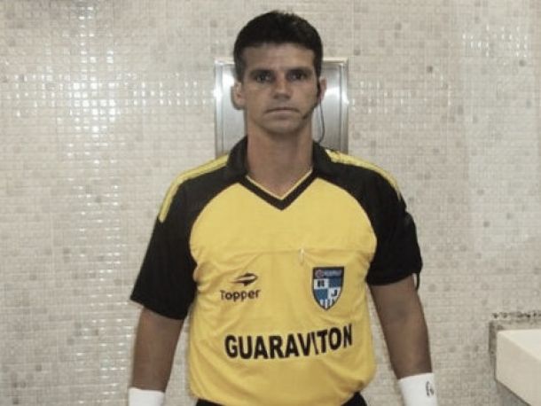 Auxiliar que não validou gol do Vasco passará por exames psicológicos e clínicos Auxiliar que não validou gol do Vasco passará por exames psicológicos e clínicos
