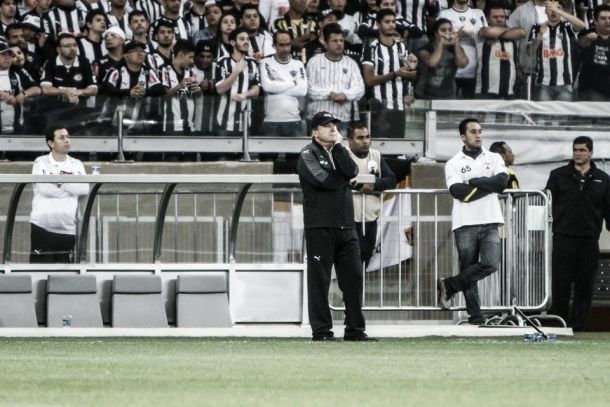 Levir poupa titulares do último treino e destaca importância da partida com Corinthians