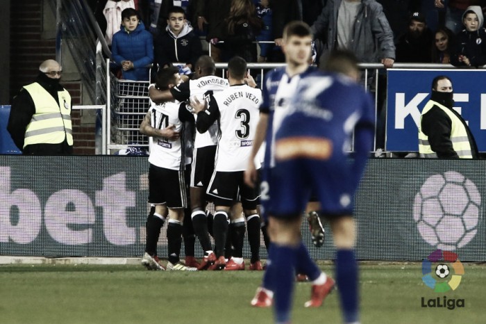 Valencia cede vantagem no tempo normal, mas bate Alavés nos pênaltis e avança na Copa do Rei