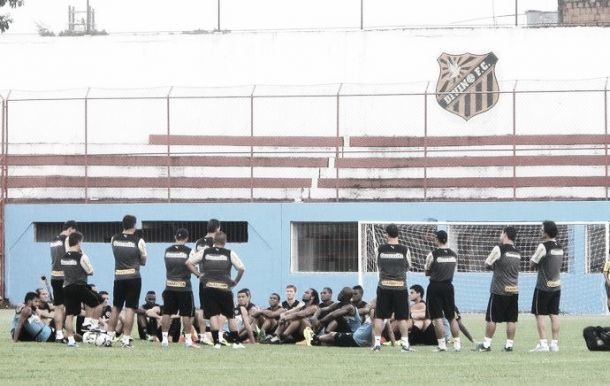 Sem Carlos Alberto, Botafogo treina no campo do Divino F.C. Sem Carlos Alberto, Botafogo treina no campo do Divino F.C.