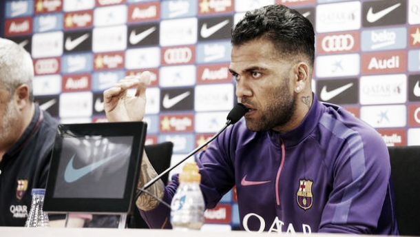Daniel Alves deixa em aberto futuro no Barcelona: "É uma incógnita"