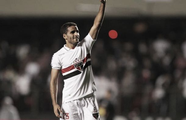 Perto de acerto com o Barcelona, Douglas pode seguir no São Paulo até 2015