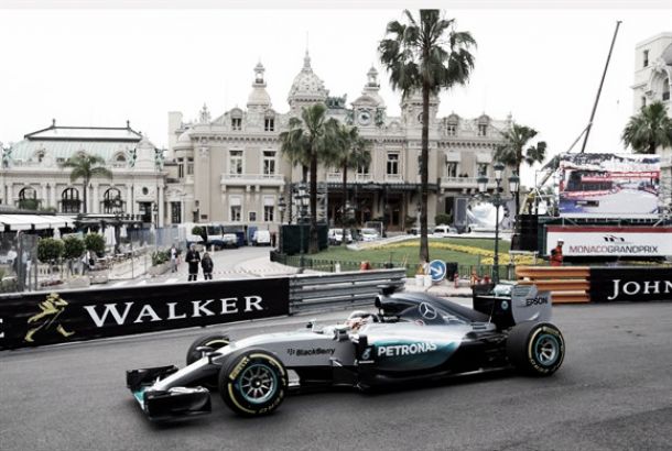 Lewis Hamilton lidera segundo treino livre em Mônaco