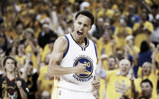 Com show de Curry, Warriors batem Cavaliers e ficam a uma vitória do título da NBA