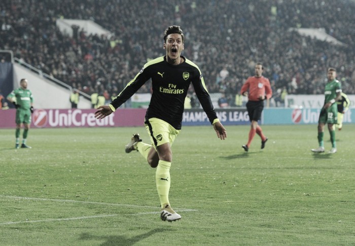 Wenger enaltece Özil após 'pintura' na Champions: "Sempre toma as decisões certas"