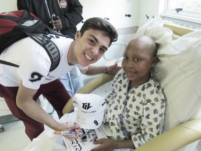 Em ação social, Guga Lima visita crianças do Hospital Conceição em Porto Alegre Em ação social, Guga Lima visita crianças do Hospital Conceição em Porto Alegre