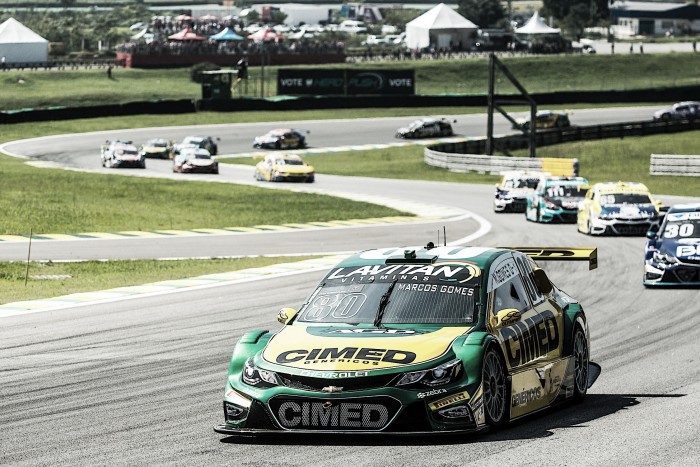 Marcos Gomes parabeniza Daniel Serra pelo título da Stock Car, após disputa em Interlagos