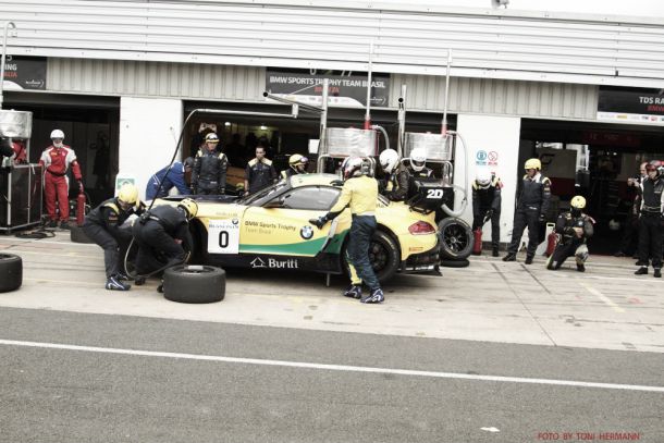 Acidente e abandono marcam prova da BMW Team Brasil em Silverstone