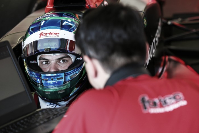 Bruno Baptista pontua na corrida 1, mas sofre toque e não completa 2ª prova da Fórmula Renault Bruno Baptista pontua na corrida 1, mas sofre toque e não completa 2ª prova da Fórmula Renault