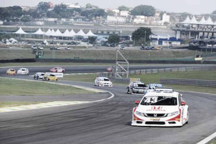 Vicente Orige encosta em Gustavo Martins, após vencer Copa Petrobras de Marcas em Interlagos Vicente Orige encosta em Gustavo Martins, após vencer Copa Petrobras de Marcas em Interlagos