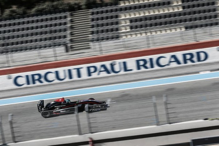 Bruno Baptista sofre batida no sábado e chega em 14º neste domingo na França pela Fórmula Renault Bruno Baptista sofre batida no sábado e chega em 14º neste domingo na França pela Fórmula Renault