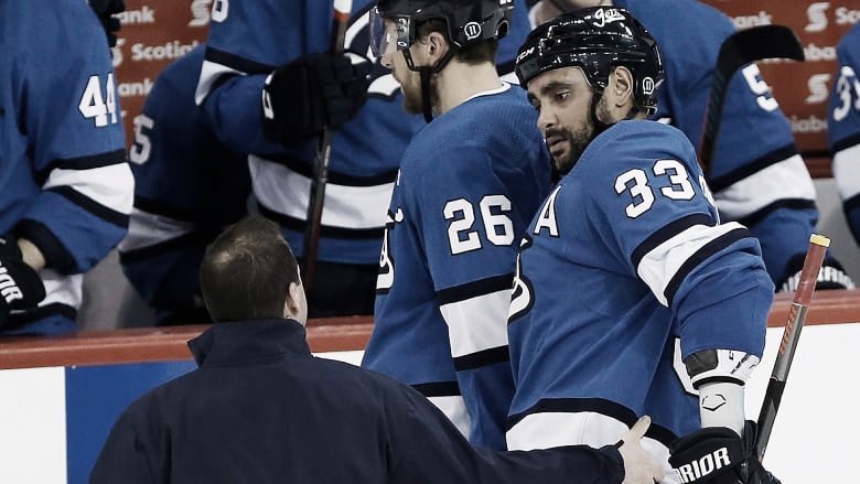 Dustin Byfuglien se perderá el próximo mes de competición Dustin Byfuglien se perderá el próximo mes de competición