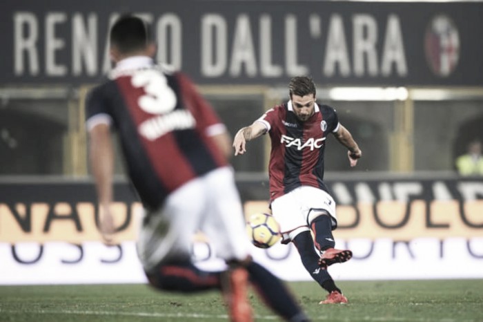 Atacante do Bologna faz dois gols de falta com pernas diferentes no mesmo jogo Atacante do Bologna faz dois gols de falta com pernas diferentes no mesmo jogo