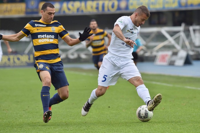 Serie B - Novara show a Verona, l'Hellas s'inchina: Casarini, Viola, Faragò e Galabinov abbattono la capolista