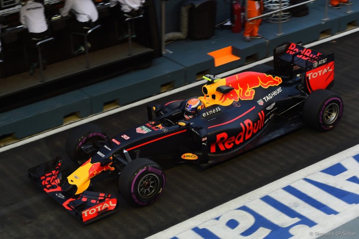 Red Bull dominam primeiro treino livre em Singapura