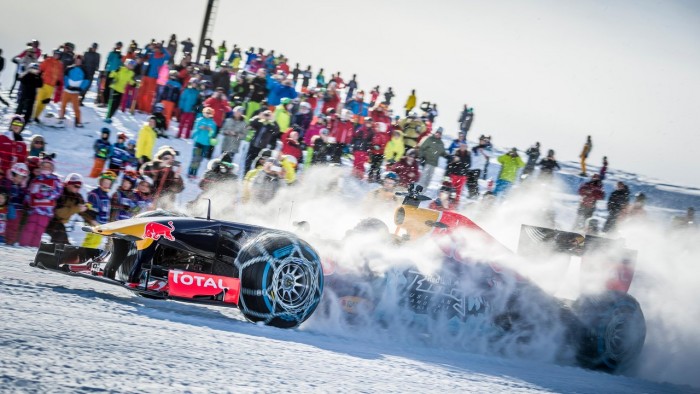 F1, Verstappen con la RB7 sulla neve di Kitzbuhel