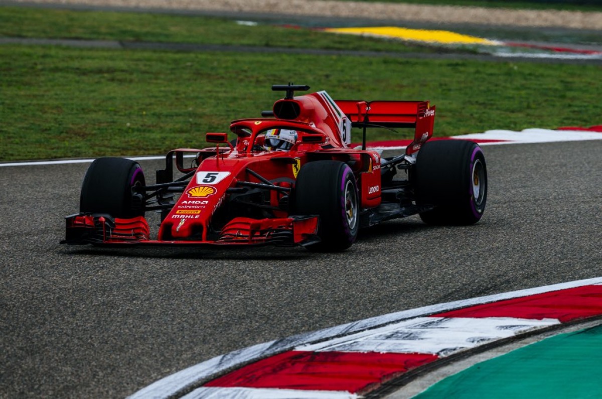 F1, Gp di Cina - Vettel la prende con filosofia: "Queste sono le gare, i contatti ci possono stare"