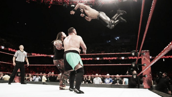 La tensión aumenta entre Roman Reigns y Seth Rollins