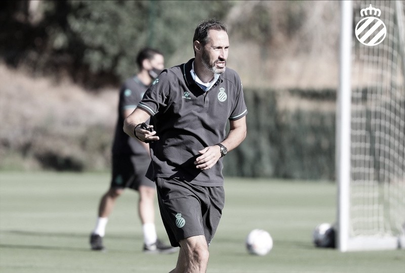 Vicente
Moreno: "Tengo la sensación de que ya llevara mucho tiempo trabajando con ellos
y todo eso acaba facilitando el trabajo del entrenador” Vicente
Moreno: "Tengo la sensación de que ya llevara mucho tiempo trabajando con ellos
y todo eso acaba facilitando el trabajo del entrenador”