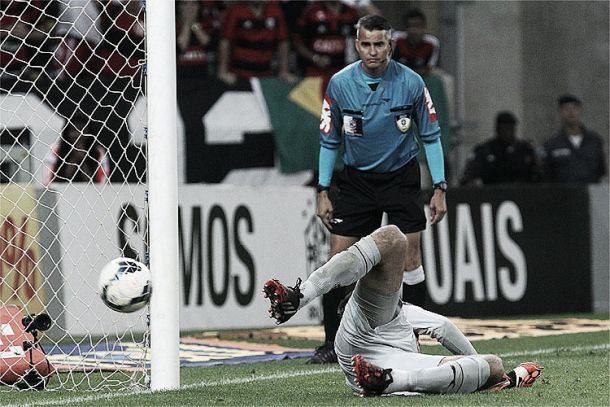 Victor destaca azar nos gols sofridos, mas reconhece a raça do Flamengo