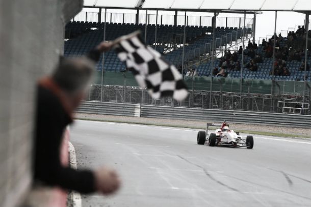 Rodrigo Fonseca sigue sumando podios en la Fórmula 4 Británica