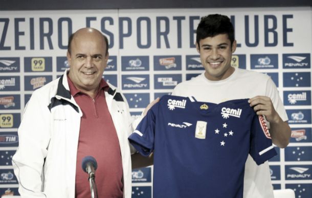 Vinícius Araújo é apresentado no Cruzeiro e promete empenho ao torcedor celeste