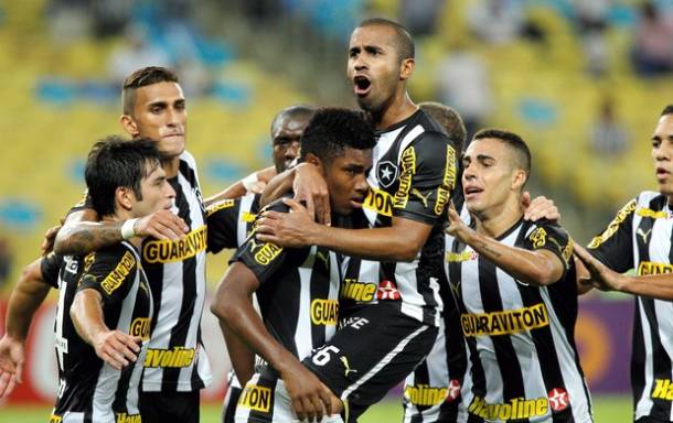 Botafogo vence o Vitória e reassume a liderança do Brasileirão