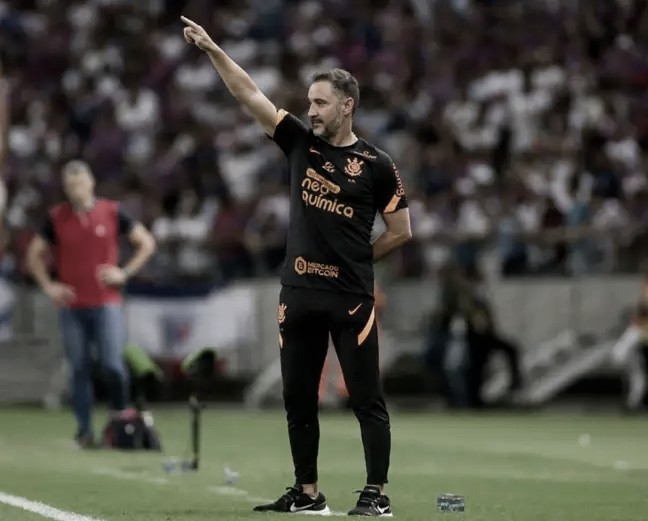 Vítor Pereira critica gramado do Castelão após derrota do Corinthians: "Terreno miserável"