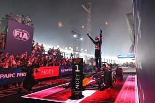 Verstappen vence GP de Singapura pela primeira vez na carreira; Bortoleto abandona