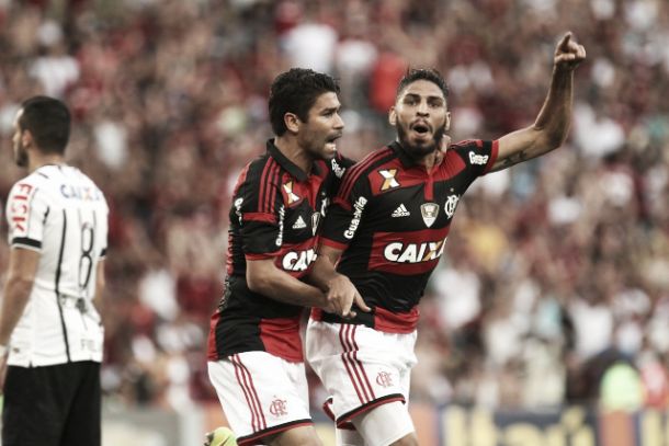 Com arbitragem polêmica, Flamengo supera Corinthians e se afasta da zona de rebaixamento
