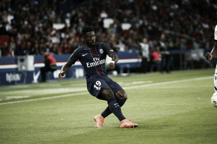 Lateral Aurier explica troca do PSG pelo Tottenham: "Eu estava preso, não podia fazer nada" Lateral Aurier explica troca do PSG pelo Tottenham: "Eu estava preso, não podia fazer nada"