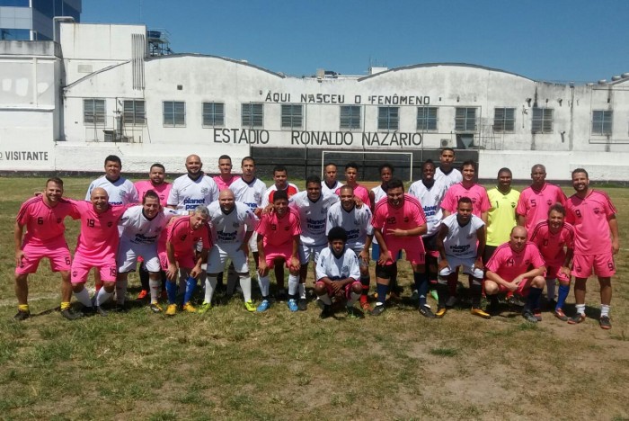 Sambistas se reúnem para futebol solidário no Campo do São Cristovão