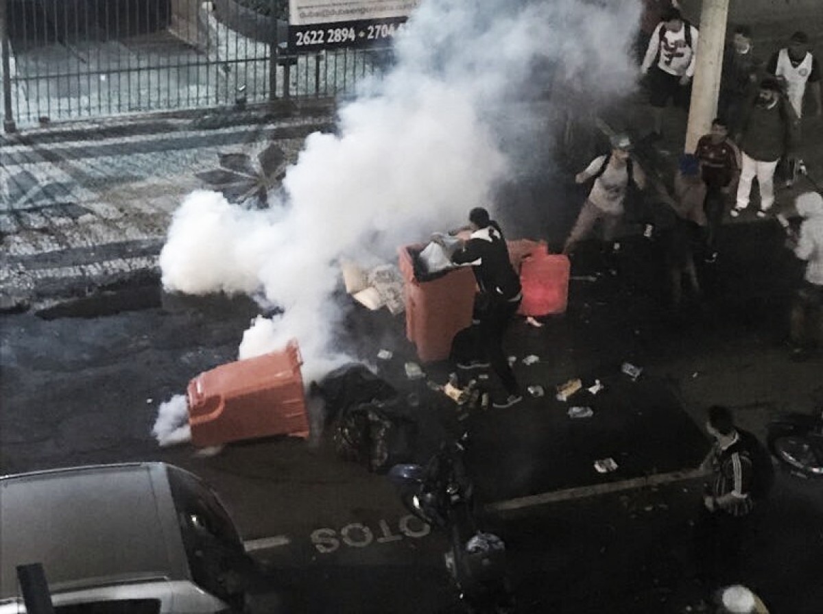 Acompanhe: Torcedores tentam invadir sede do Fluminense