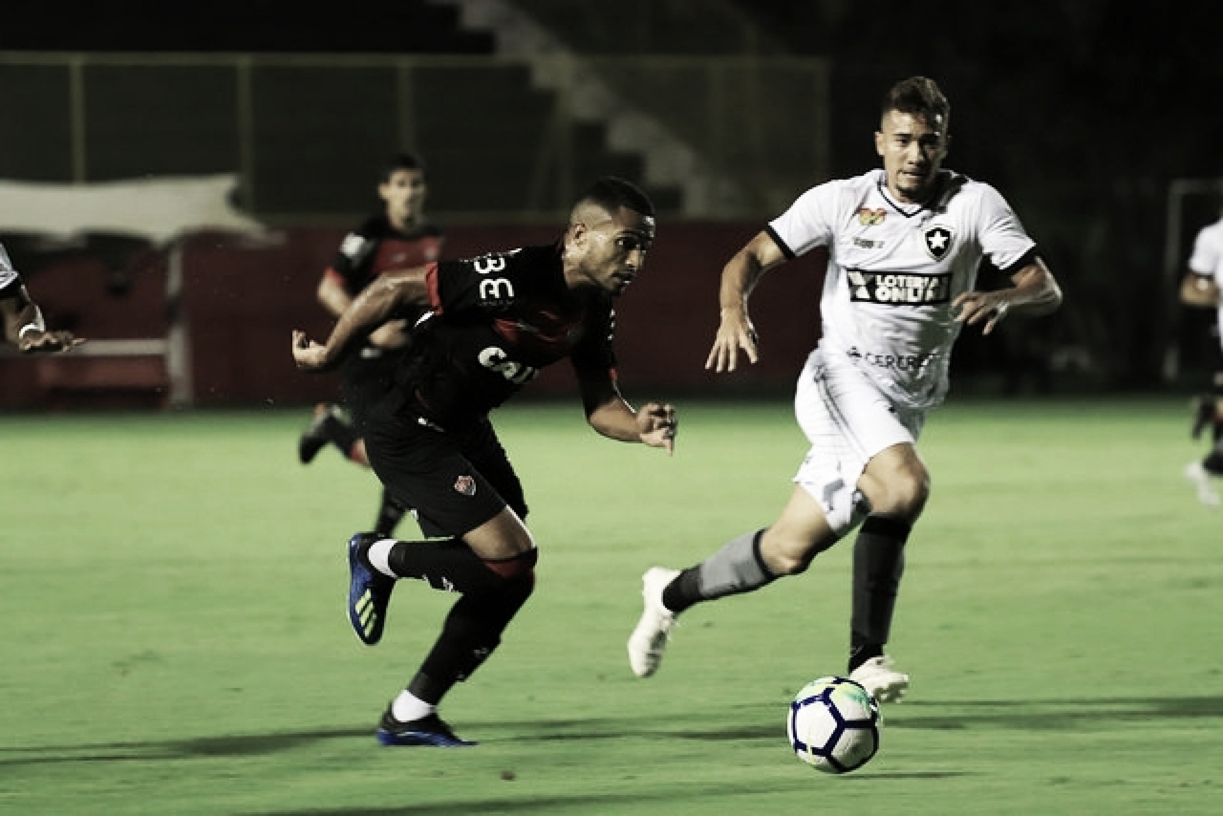 Em jogo de sete gols, Botafogo bate Vitória no Barradão e se afasta do Z-4