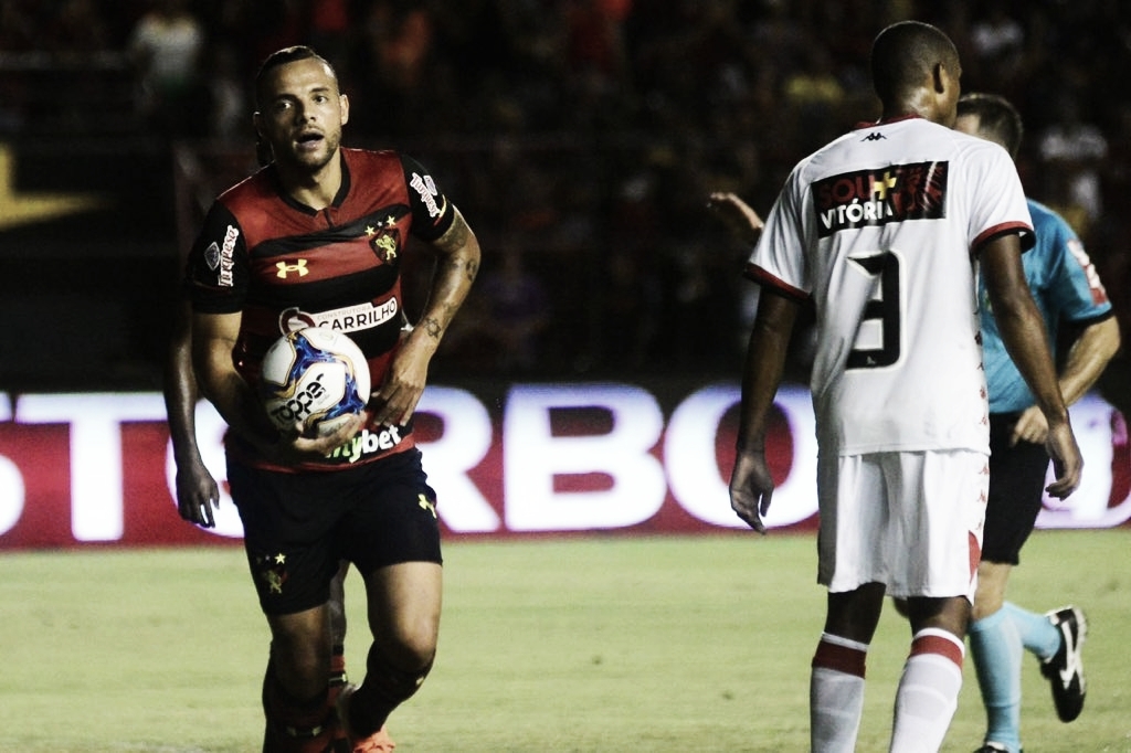 Sport vence o Vitória na Ilha do Retiro e volta ao G-4 da Série B Sport vence o Vitória na Ilha do Retiro e volta ao G-4 da Série B