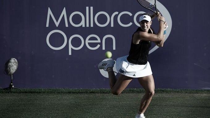 Kerber perde set, mas passa por Bonaventure e marca encontro com Sharapova em Mallorca Kerber perde set, mas passa por Bonaventure e marca encontro com Sharapova em Mallorca