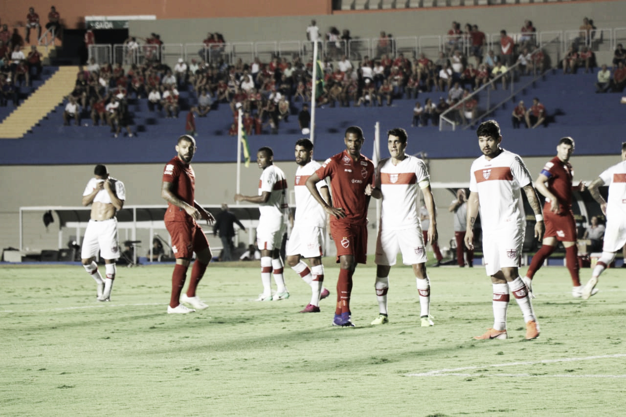 Vila Nova reage em cinco minutos e busca empate diante do CRB Vila Nova reage em cinco minutos e busca empate diante do CRB