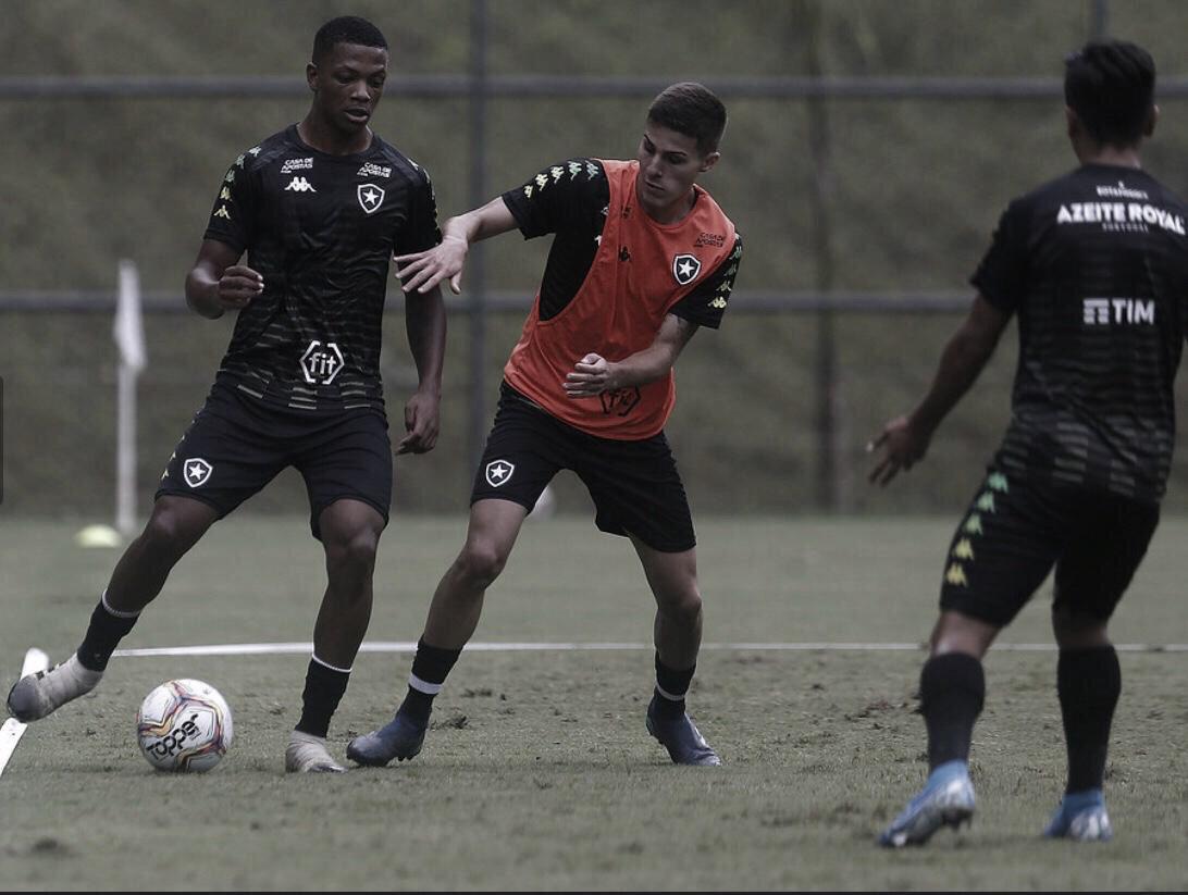 Treinando com profissionais, jovem Maxuel celebra crescimento no Botafogo: “Sonho de criança”