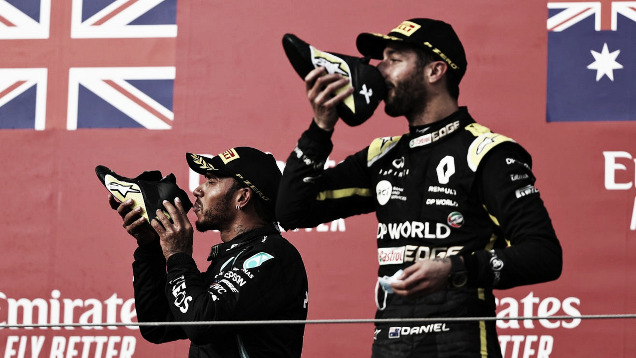 Mercedes a lo suyo y Ricciardo aprovecha el reventón de Verstappen