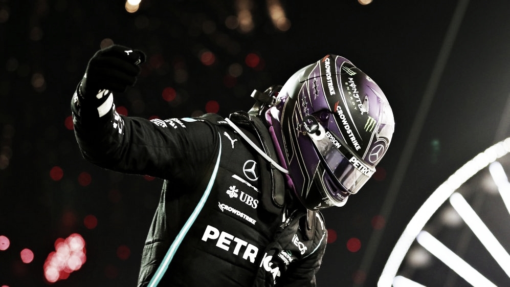 Hamilton gana gracias a una 'ayudita' de la FIA