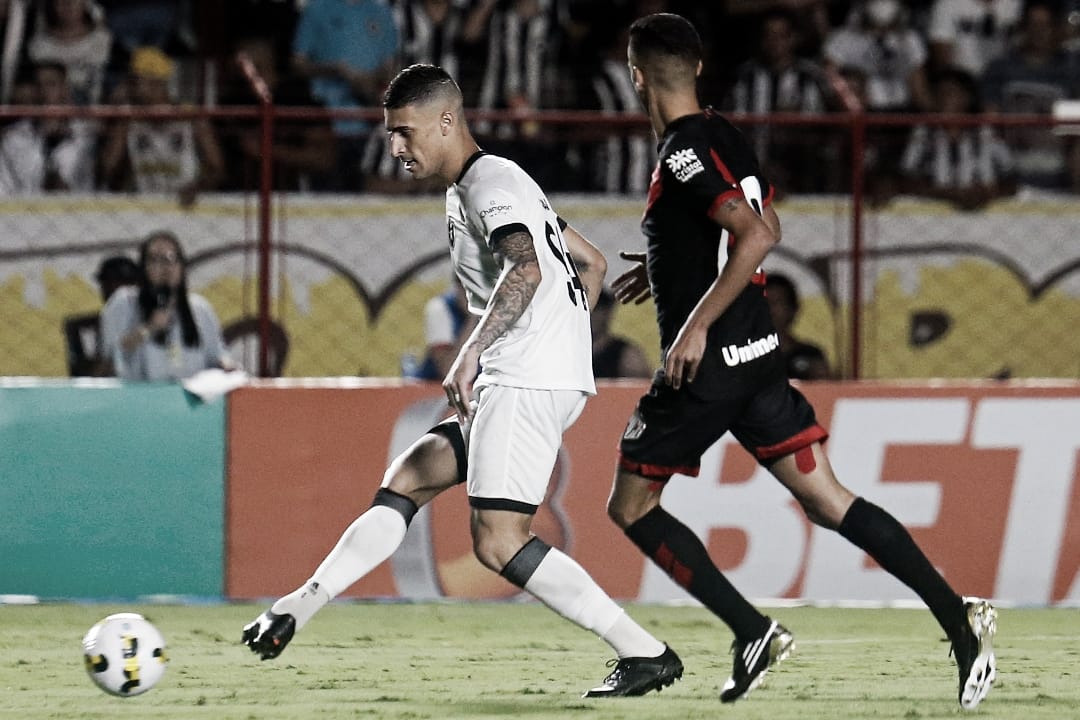 Após frango de Diego Loureiro, Botafogo marca no fim e arranca empate contra Atlético-GO
