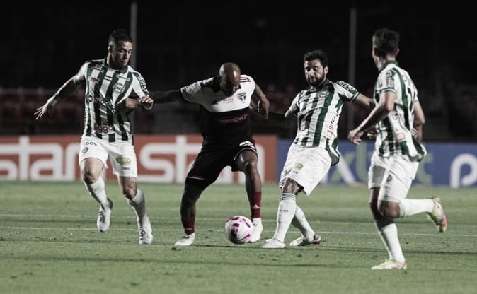 São Paulo vence Coritiba e volta para a briga por vaga na Libertadores