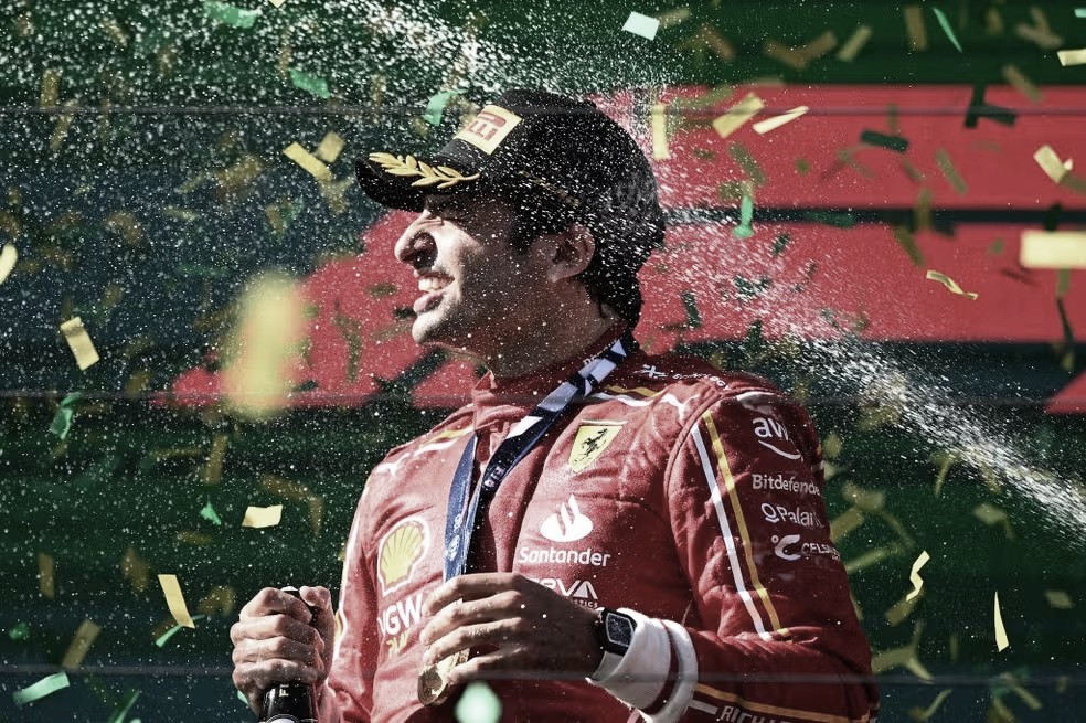 Carlos Sainz vence GP da Austrália e compartilha o pódio com seu companheiro de equipe Charles Leclerc