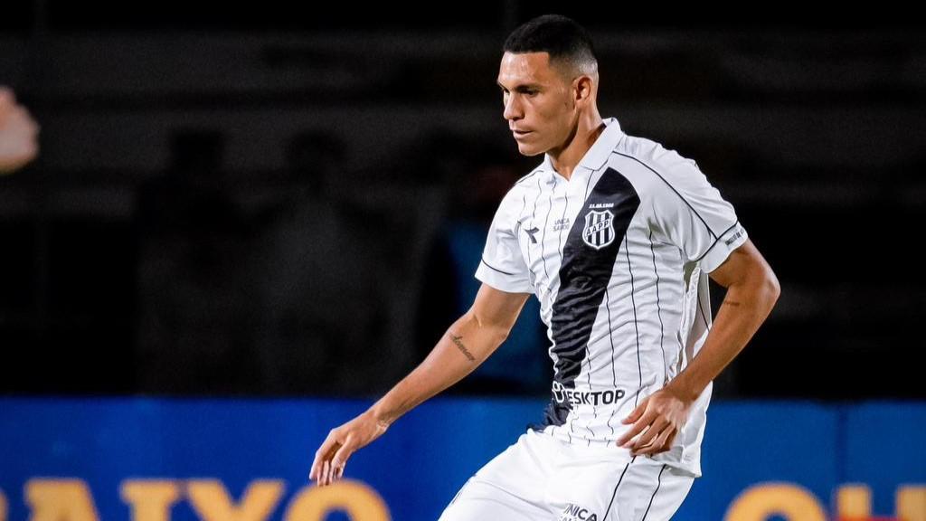 Próximo dos 200 jogos na carreira, Léo Gomes é tido como referência na Ponte