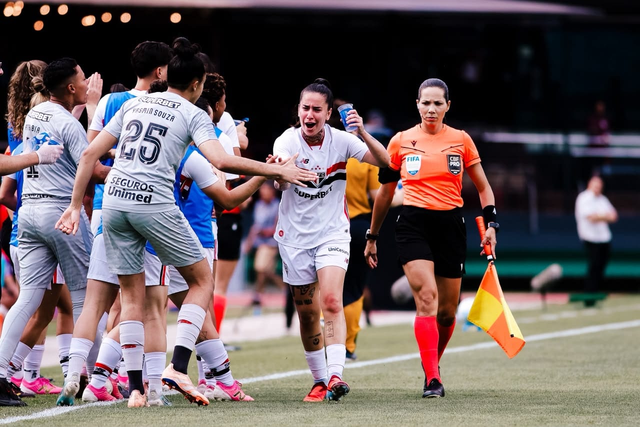 Redime Carlinha se redime, São Paulo resiste ao Corinthians e conquista o ...