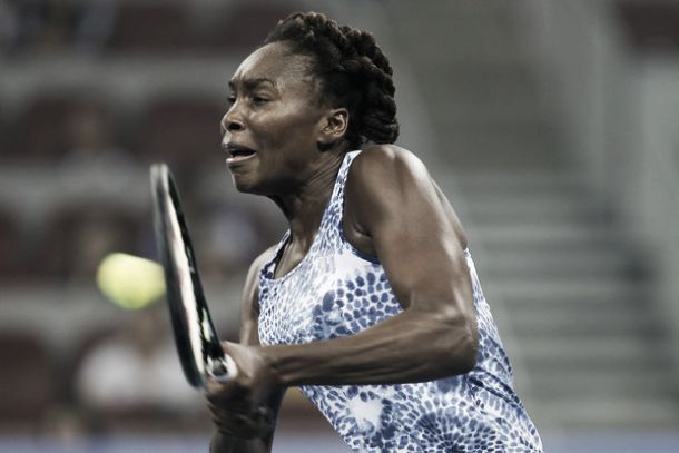 Venus Williams sufre, pero avanza